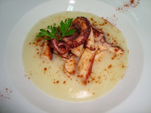 Restaurante La Plaza Pulpo braseado sobre parmentier de patata